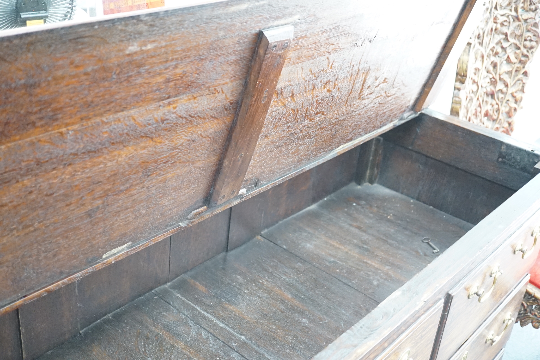 An 18th century Lancashire oak mule chest, width 158cm, depth 55cm, height 91cm
